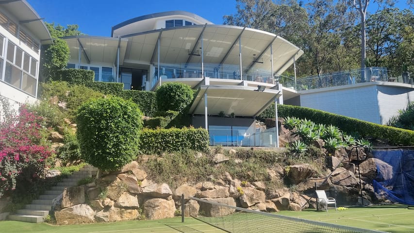 Hillside “Hollywood” Mansion: Tennis, Pool, Cinema gallery image 2