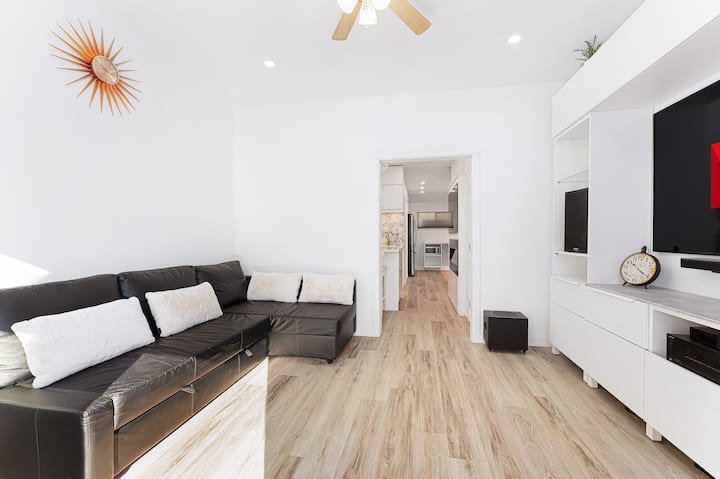 Urban Oasis: Modern 2br By Trendy Commercial Drive - 溫哥華