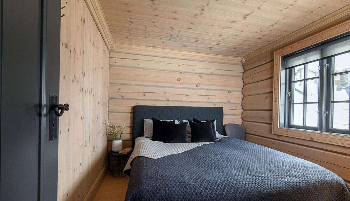 Pametan raspored s dva krila pruža prostor za društvenu zajednicu i privatnost, što je savršeno za dvije obitelji koje dijele svoj boravak. Ovo je glavni bedrrom u „drugom” krilu