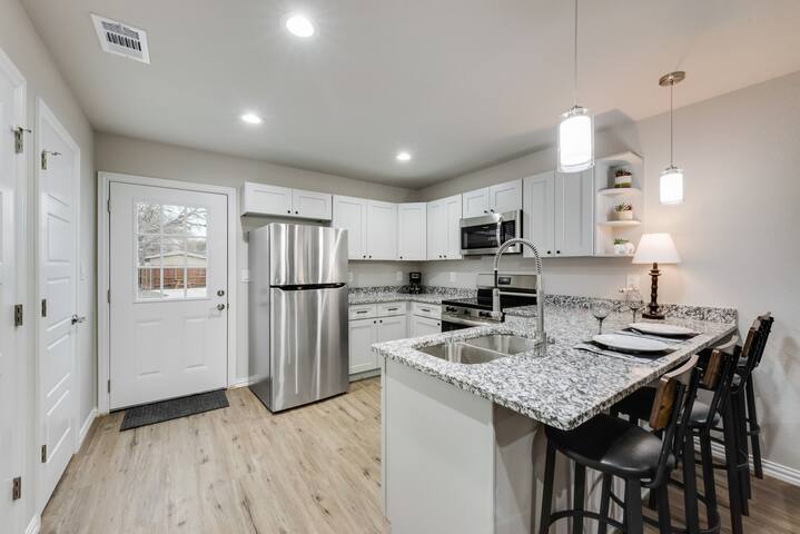 Happy big Home with 2 living area near Stockyards gallery image 3