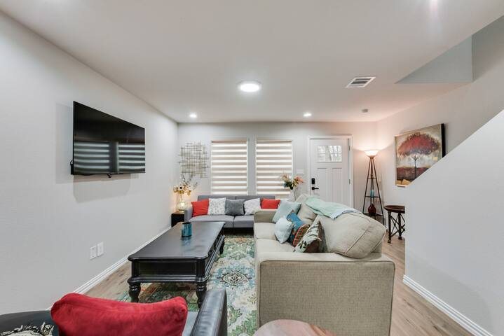 Happy big Home with 2 living area near Stockyards gallery image 2