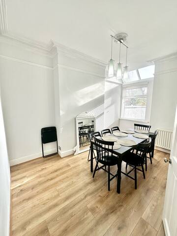 Luxury 5 bed Salford home (free parking)manchester gallery image 4