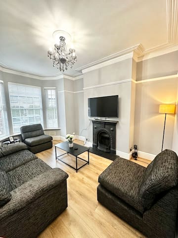 Luxury 5 bed Salford home (free parking)manchester