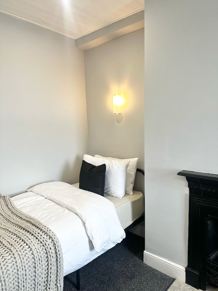 Удобна двокреветна соба за 2 гости, секој кревет облечен со чиста постелнина. Собата вклучува ограда за облека за погодно складирање и големо огледало, кое нуди практичен и релаксирачки простор за вашето сместување. Совршено за заеднички посети на пријателите и семејството.