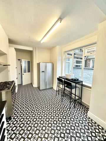 Luxury 5 bed Salford home (free parking)manchester gallery image 5