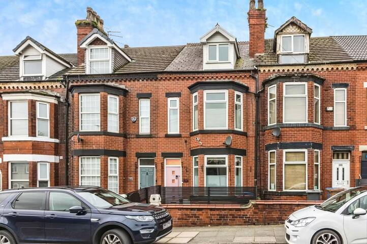 Luxury 5 bed Salford home (free parking)manchester gallery image 2