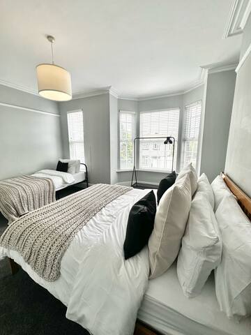 Luxury 5 bed Salford home (free parking)manchester gallery image 3