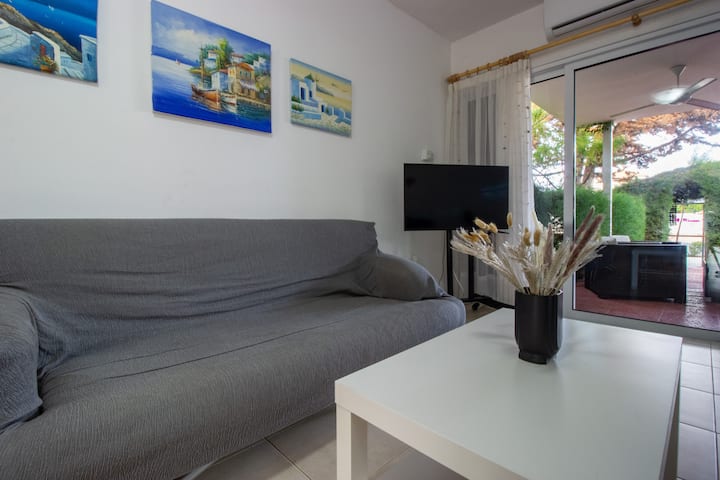 Large Veranda 2br –Walk To Beach - Паралимни