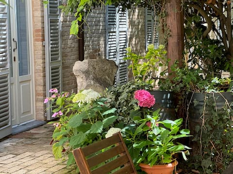 House with garden, right in the center