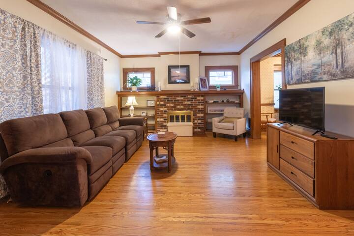 Scholars’ Stay – Sleeps 10 by Campus gallery image 3