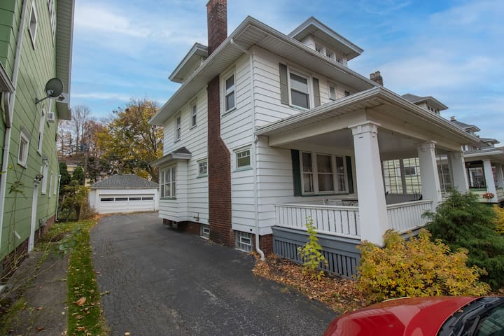 Scholars’ Stay – Sleeps 10 by Campus