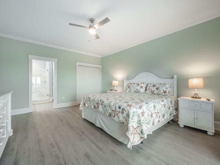 ห้องนอนเตียงคิงไซส์หลัก