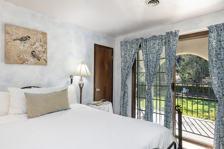 תתעוררו לשילוב המושלם של נוחות וטבע! מצעים רכים, משב רוח עדין ונוף שגורם לכל בוקר להרגיש כמו נופש.  #מטרות_לחדר_השינה #חללים_שלווים #אושר_בוקר