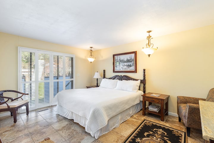 Мирно место за одмор во спалната соба со топли тонови и природна светлина! Совршено за опуштање по долгиот ден.