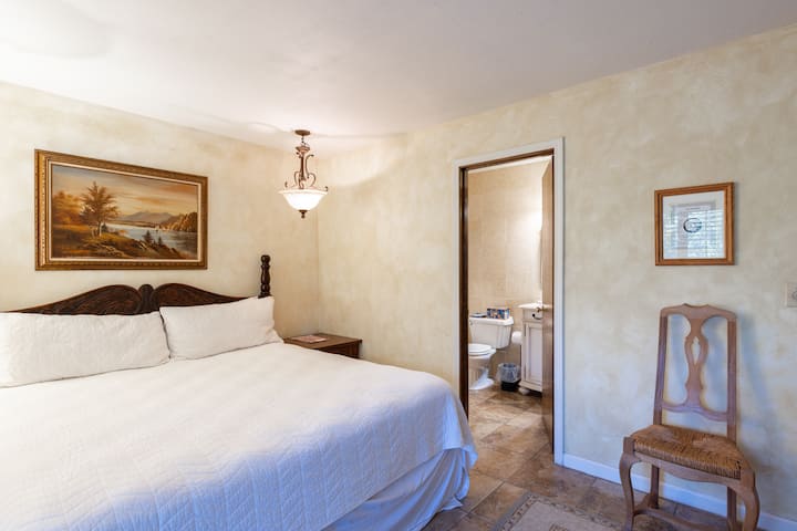 חדר שינה שקט עם גוונים חמים ואור טבעי זורם פנימה! מושלם להירגע אחרי יום ארוך.