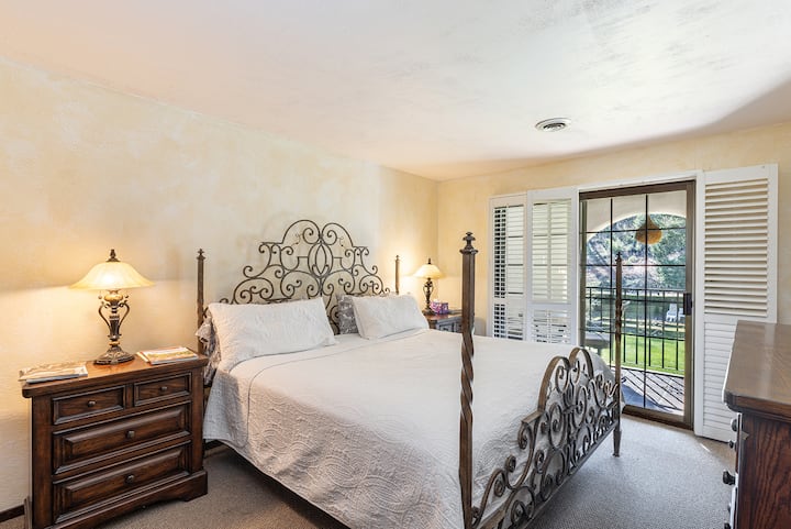 תתעוררו לשילוב המושלם של נוחות וטבע! מצעים רכים, משב רוח עדין ונוף שגורם לכל בוקר להרגיש כמו נופש.  #מטרות_לחדר_השינה #חללים_שלווים #אושר_בוקר