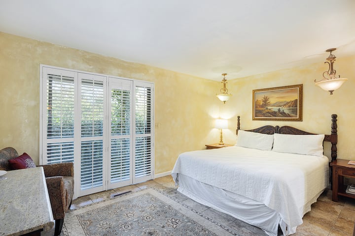 חדר שינה שקט עם גוונים חמים ואור טבעי זורם פנימה! מושלם להירגע אחרי יום ארוך.