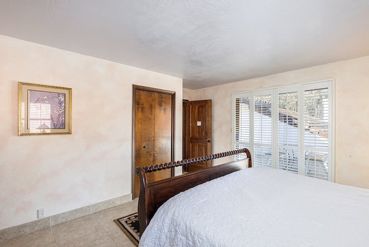 חדר שינה שקט עם גוונים חמים ואור טבעי זורם פנימה! מושלם להירגע אחרי יום ארוך.