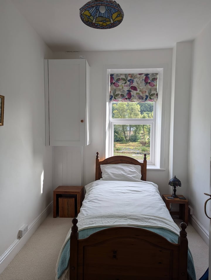 По подразбиране ще направим единично легло в тази стая, но ако имате нужда от две, просто ни уведомете (вижте другата снимка)