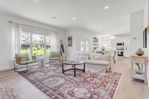 Pristine 4BR w/ Fire Pit, Walk to Starbucks & Swig