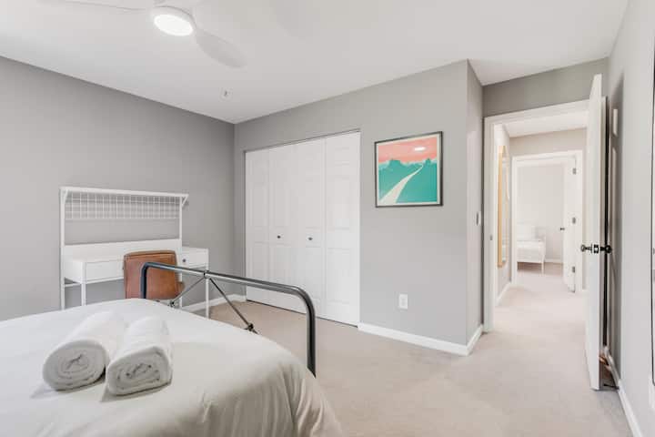 Მეორე ორადგილიანი საძინებელი სამუშაო მაგიდით. 