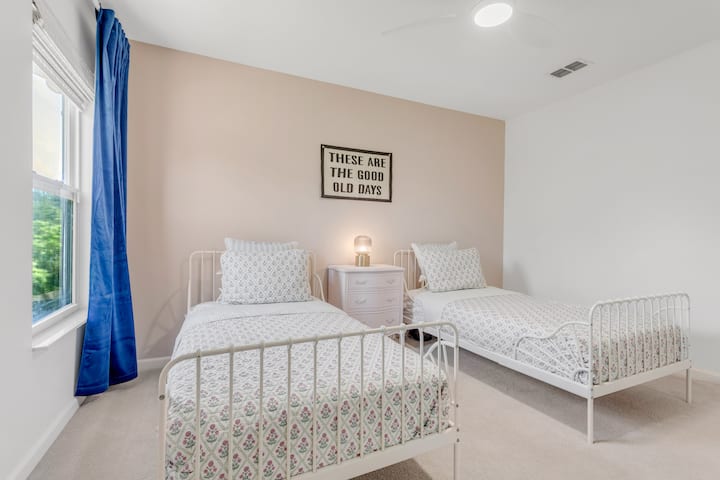 Ორადგილიანი სტუმრების საძინებელი ზემოთ. 