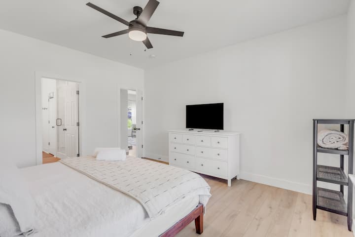 Ძირითად საძინებელში არის ჭკვიანი ტელევიზორი. 