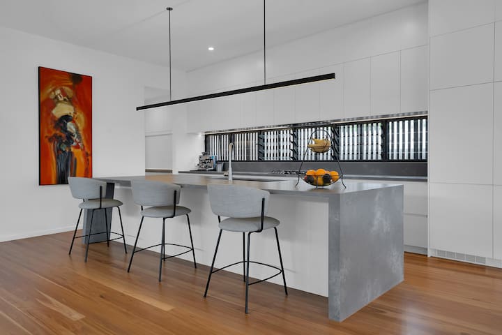Luxury new 4 bedroom home with panoramic views gallery image 5