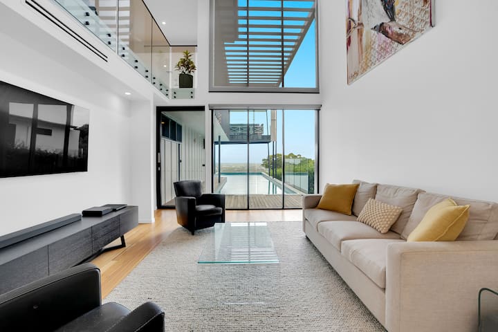 Luxury new 4 bedroom home with panoramic views gallery image 2