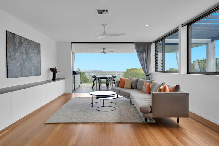 Luxury new 4 bedroom home with panoramic views gallery image 4