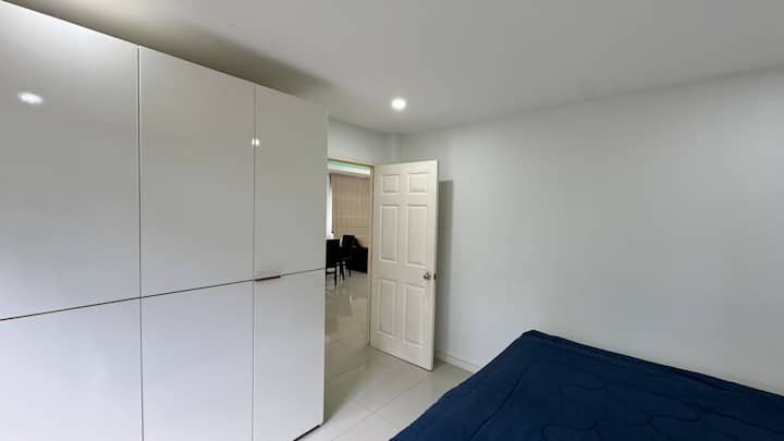 ליהנות מאפשרויות שינה מגוונות בחדר השינה השני הנעים הזה. ניתן להגדיר את המיטה כזוג אחד גדול או שניים, עם חלל מלתחה בשפע כדי לשמור על החפצים שלכם מאורגנים.