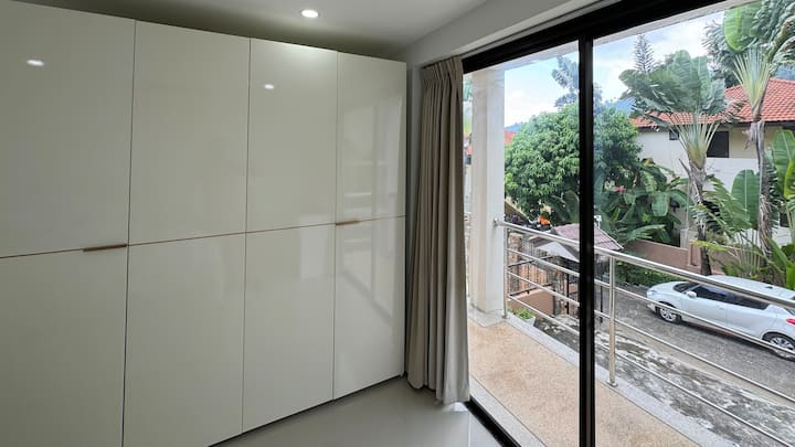 להתעורר לנוף מרענן בחדר השינה המואר הזה, עם חלל ארונות בשפע וגישה למרפסת. ליהנות גם מהנוחות וגם מהנוחות באתר הנופש שלכם באי.