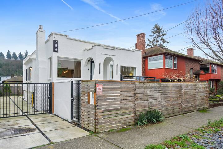 Modern Alki Beachfront Oasis