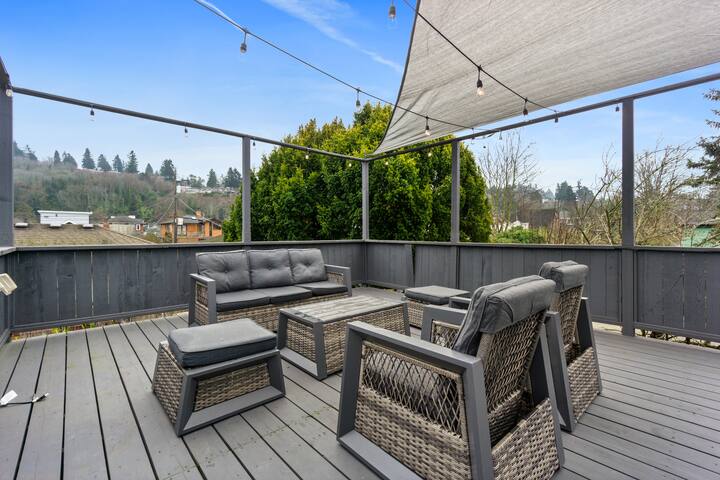 Modern Alki Beachfront Oasis gallery image 5