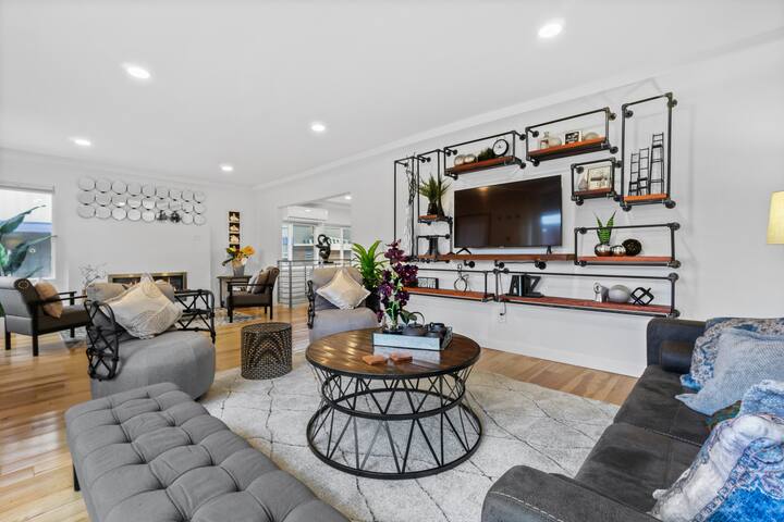 Modern Alki Beachfront Oasis gallery image 3