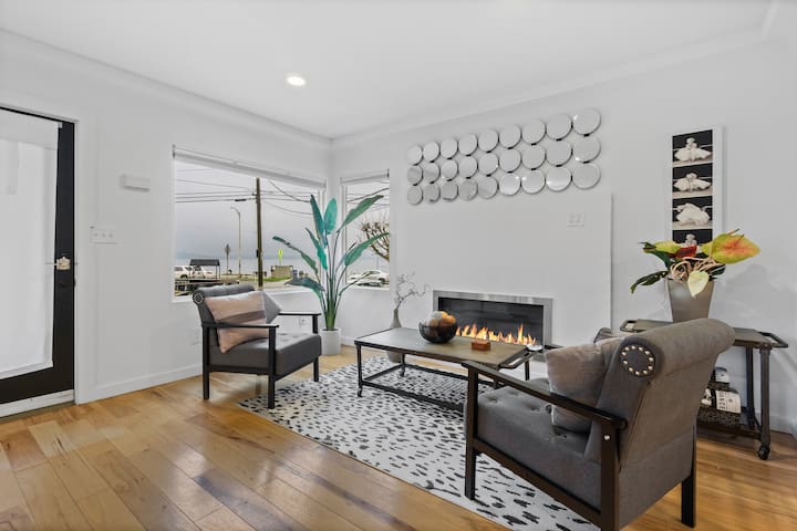 Modern Alki Beachfront Oasis gallery image 2