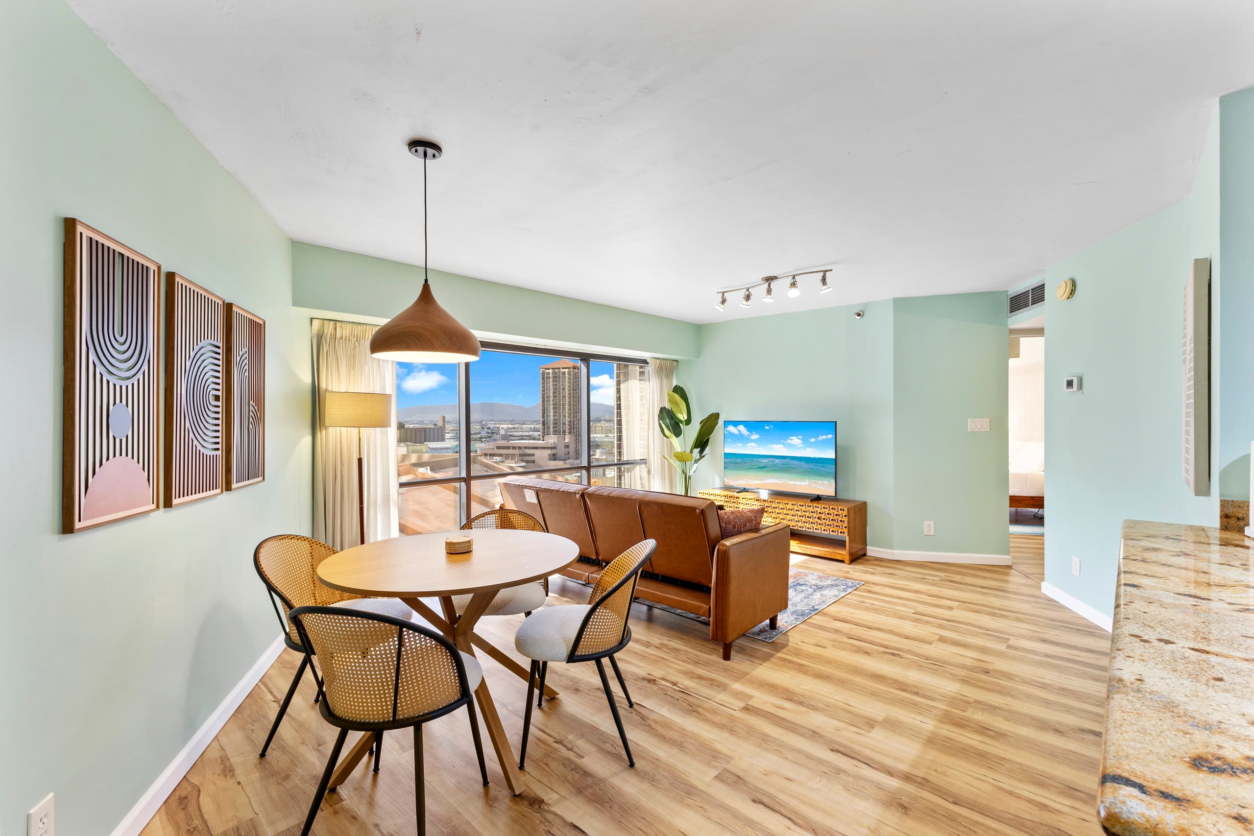 Free Parking! Partially Renovated 1BR in Downtown - Image 1