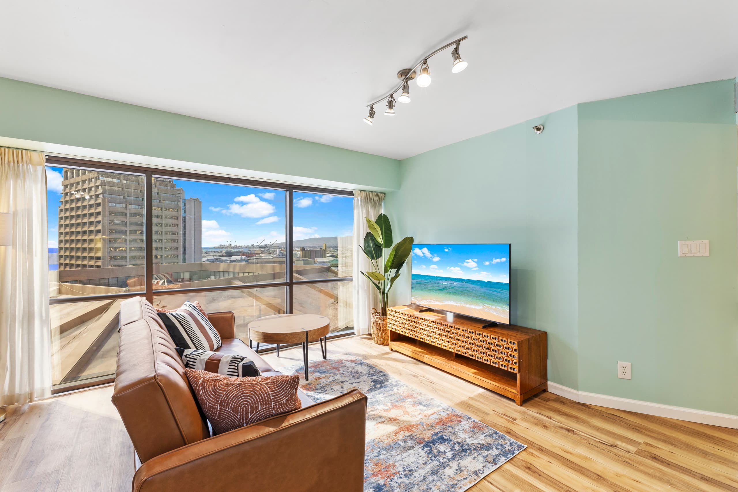 Free Parking! Partially Renovated 1BR in Downtown - Image 7