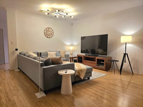 Curtin Uni & Vic Park • Large 4BR Home • 1Gbs WiFi