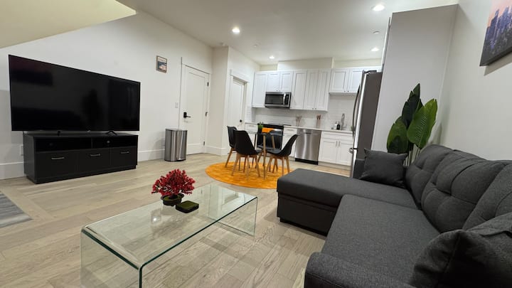 2 Br Modern Meets Cozy Guest Home - Federal Way, WA