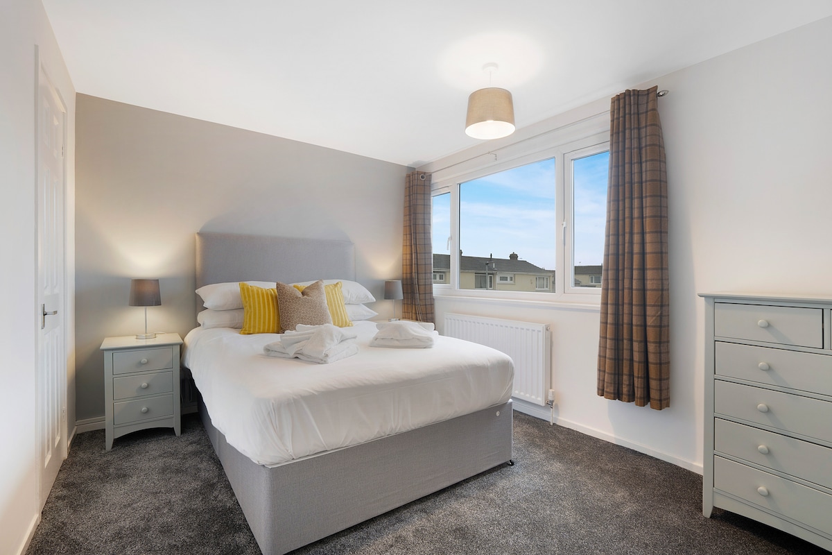 חדר שינה 1 מציע גמישות ונוחות עם מיטה זוגית נוחה, ומבטיח מקום מפלט נינוח לשינה לילית שלווה.