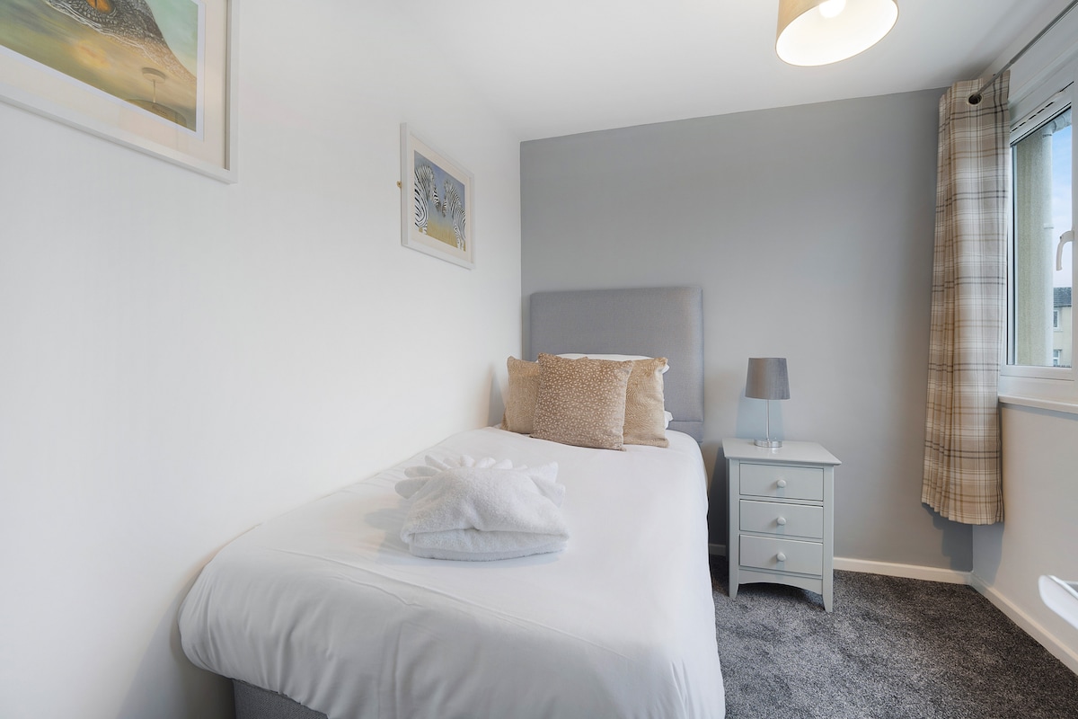 חדר שינה 2 מציע גמישות ונוחות עם מיטת יחיד נוחה, ומבטיח מקום מפלט נינוח לשינה לילית שלווה.