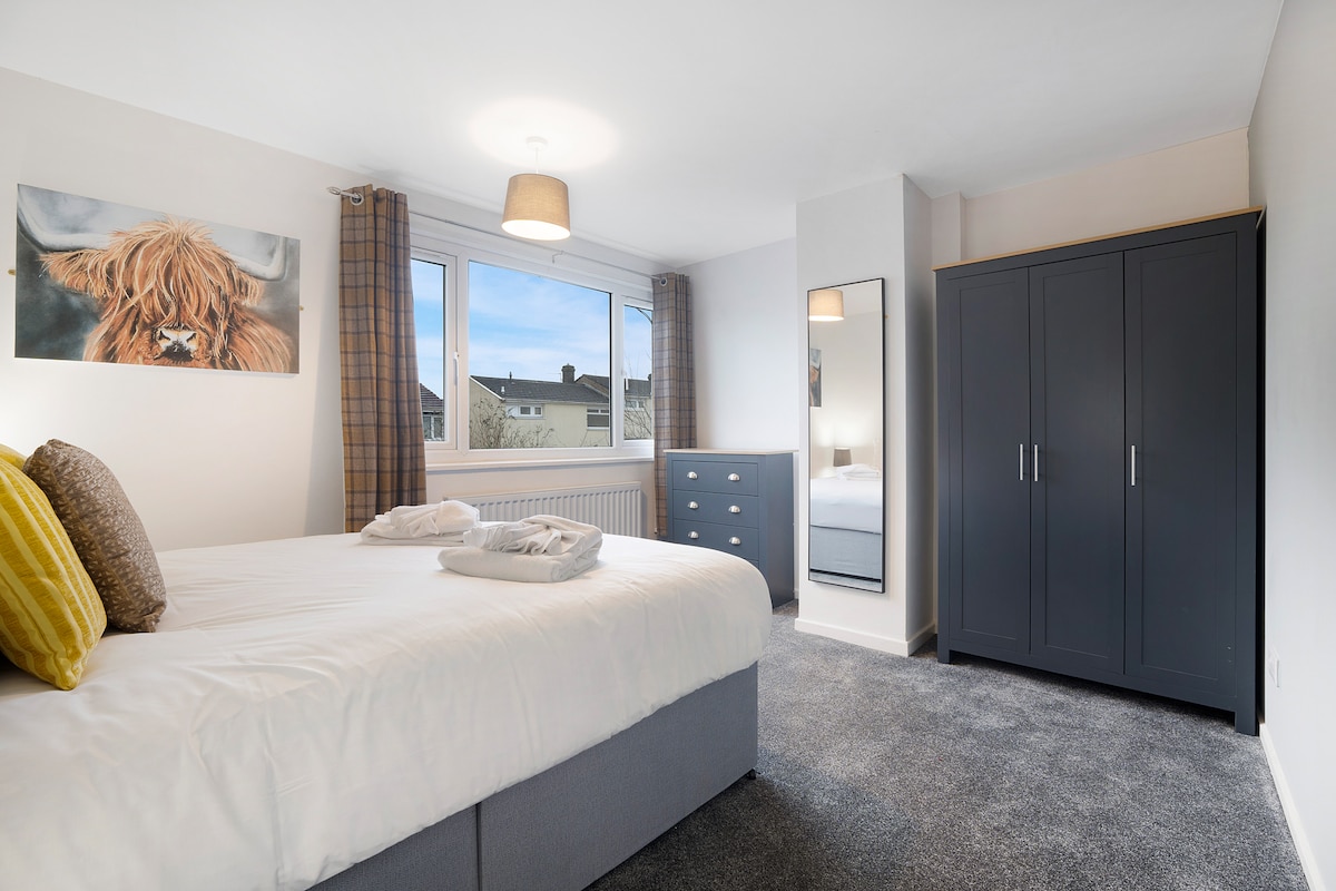 חדר שינה 3 מציע גמישות ונוחות עם מיטה זוגית נוחה, ומבטיח מקום מפלט נינוח לשינה לילית שלווה.