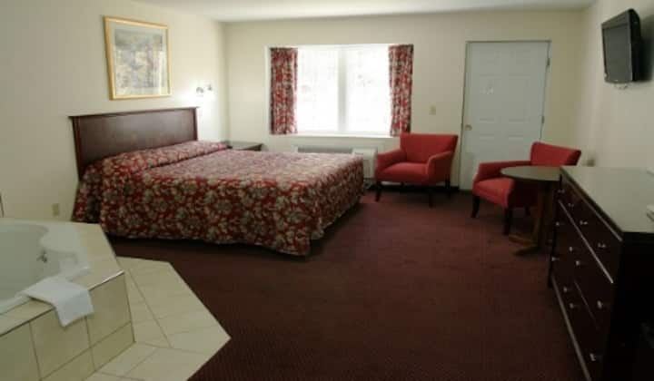 Honeymoon Jacuzzi Suite - Lake George, NY