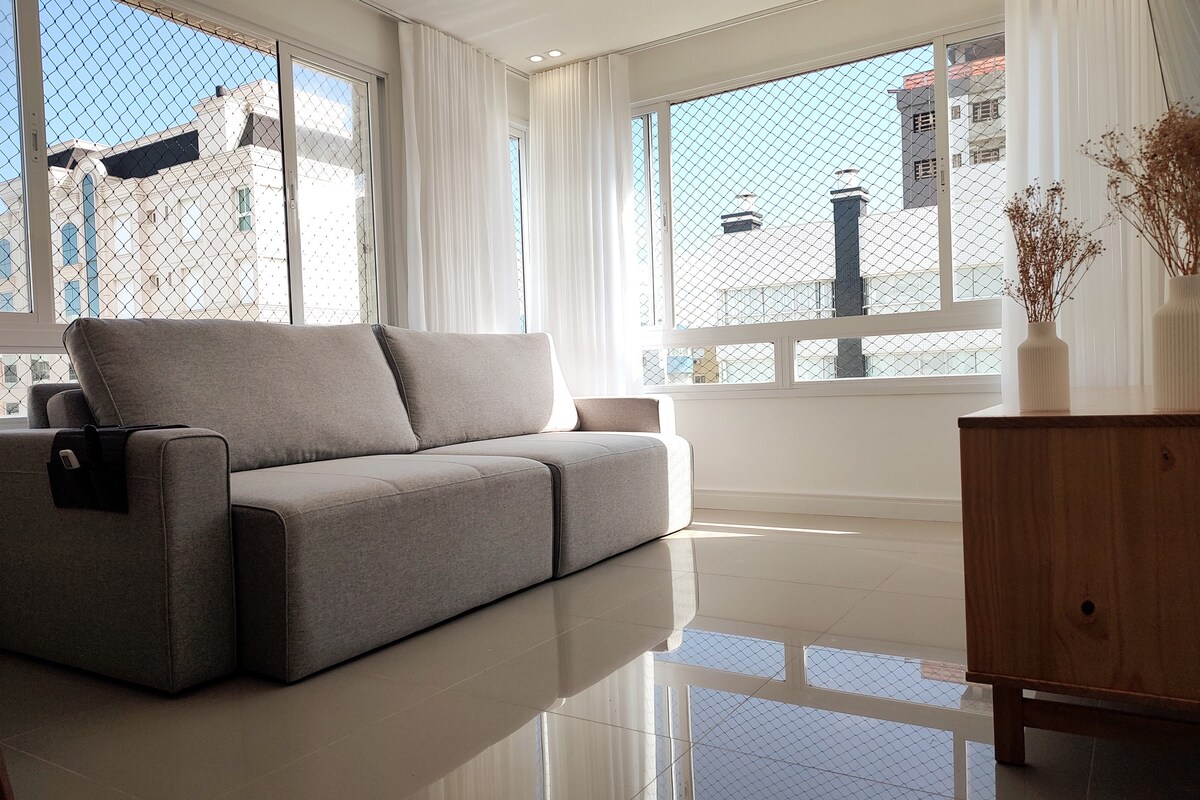 Добре осветена и проветрена всекидневна с 4-местен прибиращ се диван, смарт телевизор с включен Paramount+ и високоскоростен Wi-Fi 2,4 Ghz/5 Ghz. Всички прозорци на апартамента имат предпазни мрежи за повече сигурност и спокойствие.