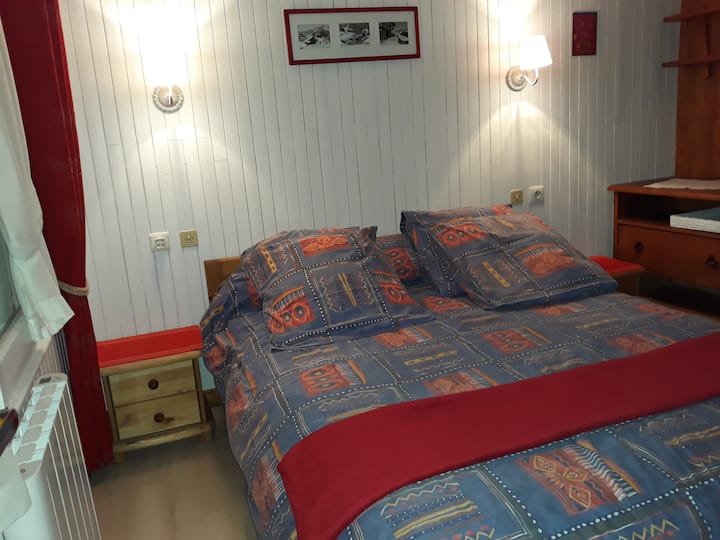 卧室1 - 一楼 - 双人床（1.4米）、储物柜、椅子、床头柜。