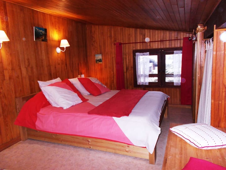 2号卧室-夹层-双人床（1.6米）、椅子、储物家具。