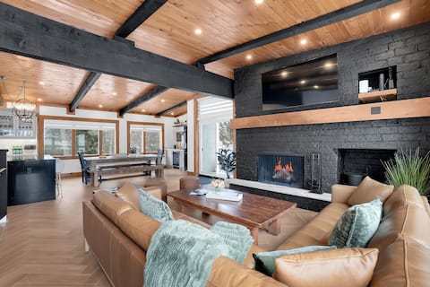Top Airbnb: 5 Star Renovated Luxury Chalet | Sauna + Hot Tub! in The Blue Mountains