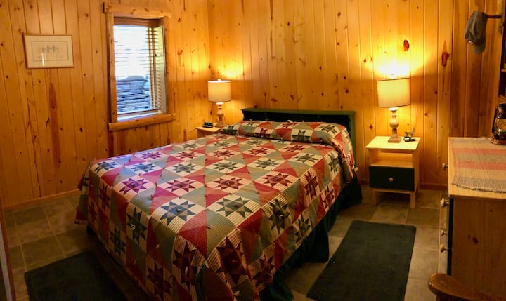 Nižšie poschodie s manželskou posteľou Queen.  Kúpeľňa na druhej strane chodby.