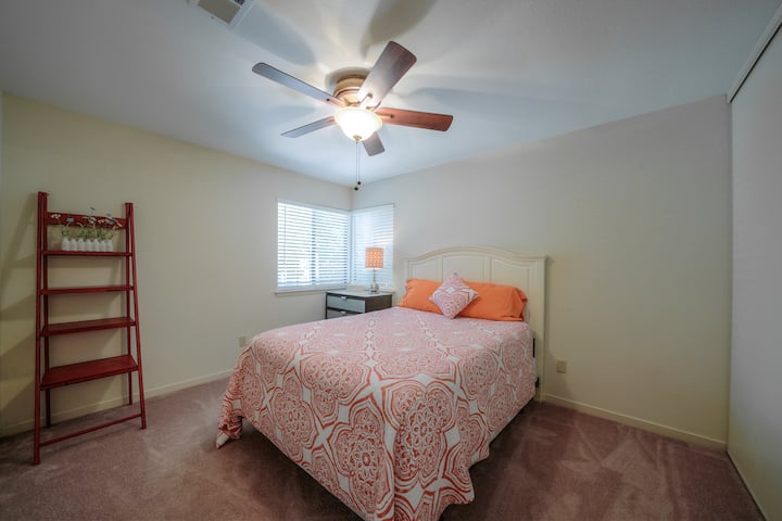 ห้องนอนรองมีเตียงขนาดควีนไซส์ 